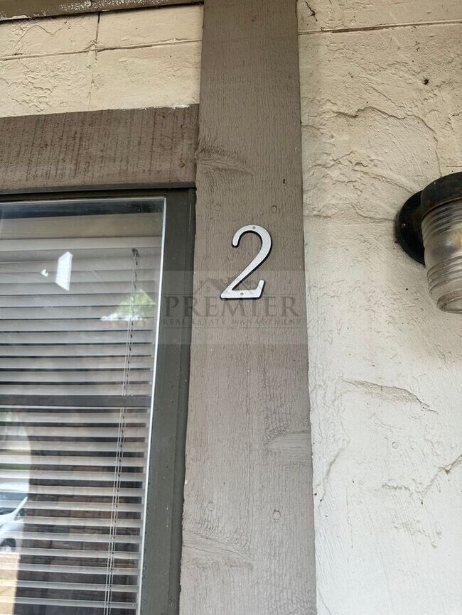 Foto del edificio - 300 W Montgomery St #2, Odessa, MO 64076 -...
