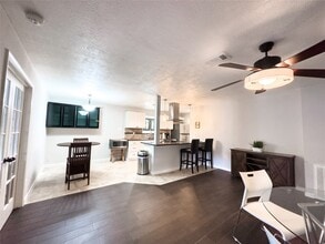 Building Photo - 307 Shirleen Dr