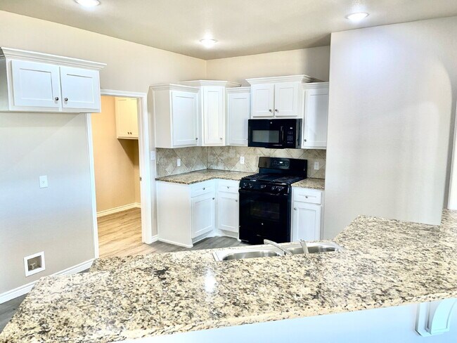 Foto del edificio - Beautiful 3-Bed Oasis with Granite Touches...
