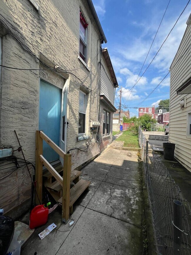 Building Photo - 207 S 4th Street