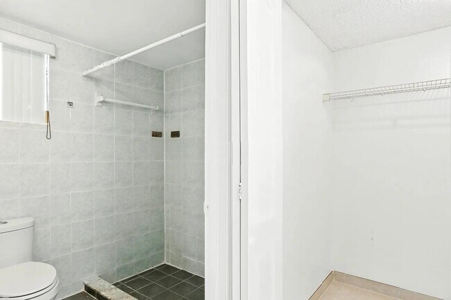 Foto del edificio - 3050 Norwood Pl
