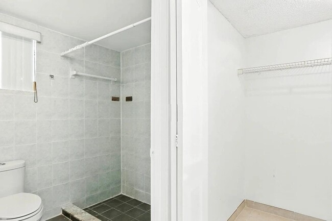 Building Photo - 3050 Norwood Pl