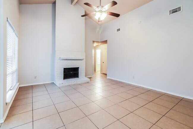 Foto del edificio - 16227 Corsair Rd