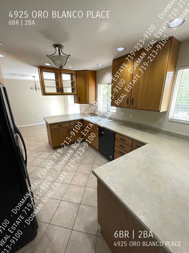 Foto del edificio - SIX BEDROOM HOME FOR LEASE IN VILLA LOMA