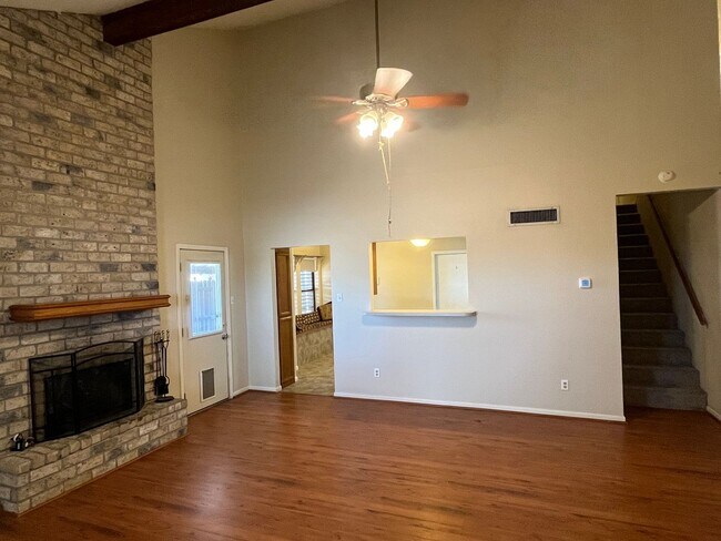 Building Photo - 2 BEDROOM 2 BATH SOUTH SIDE TOWNHOME