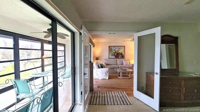 Building Photo - 911 SW South River Dr