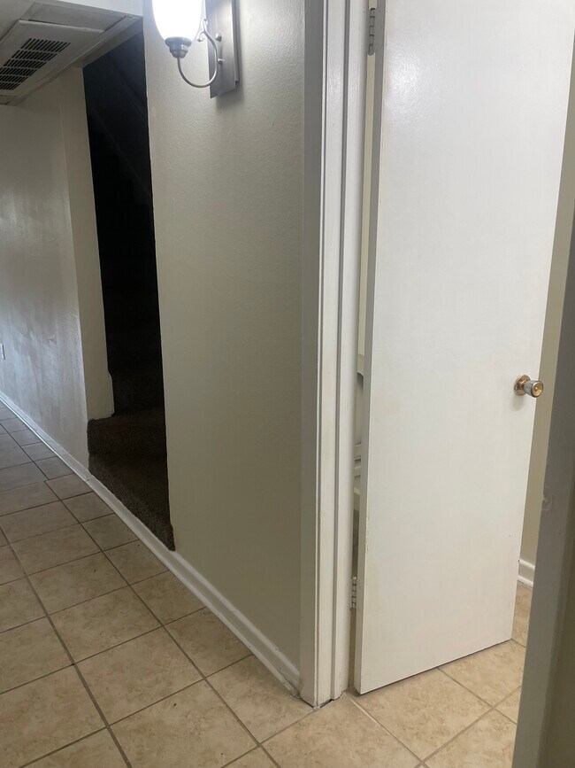 Casa adosada de 2 dormitorios y 1,5 baños - 675 Wooddale Blvd