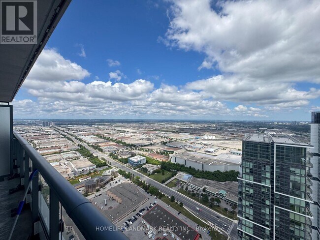 Photo du bâtiment - 950 Portage Pkwy