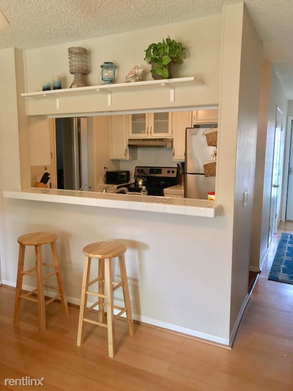 Building Photo - 3 br, 2 bath Apartment - 389 E. Surfside Dr.