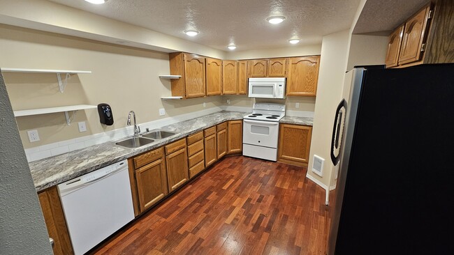 Building Photo - 3839 W Prairie Ave