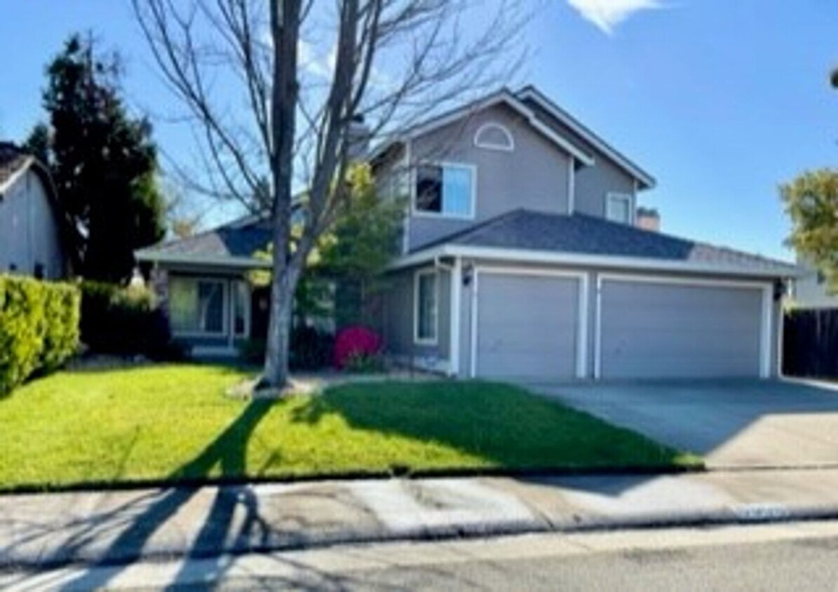 Foto principal - 4 Bedroom 3 Bath 3 Car Garage w/Pool