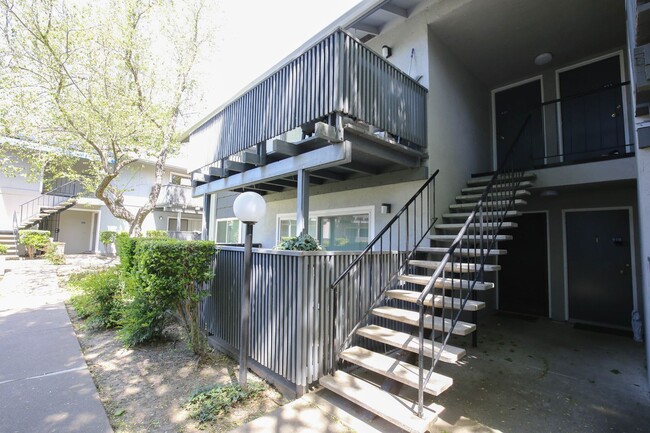 Building Photo - San Ramon Gardens Condo - 2 Bed and 1 Bath...