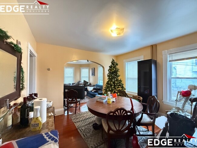 Building Photo - 223 Parsons St