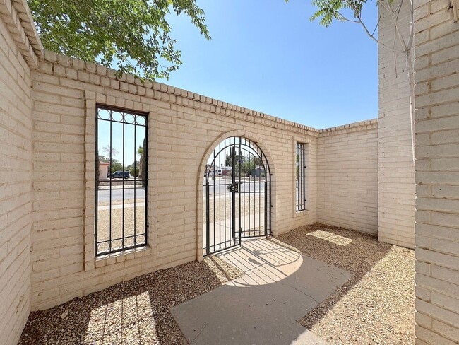 Building Photo - Spacious East El Paso 3bed/2bath!