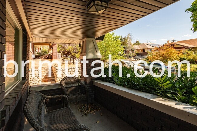 Foto del edificio - 1367 Thornton Ave