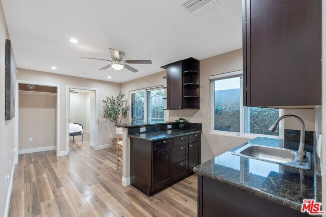 Foto del edificio - 22520 Ballinger St