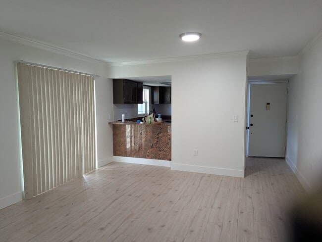 Building Photo - 8809 Bay Pointe Dr