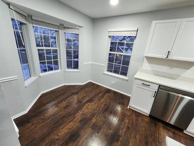 Breakfast area with bay windows next to the kitchen - 1236 Churchill Ct