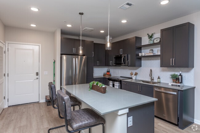 1HAB, 1BA -769 ft² - Live 8 West