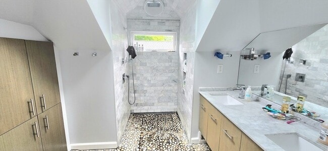 Building Photo - 305 Webster St