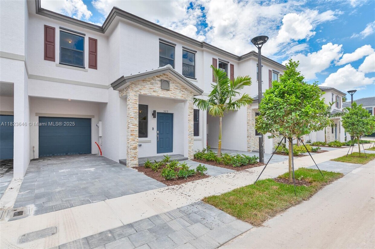 Foto principal - 523 SW 19th Ter