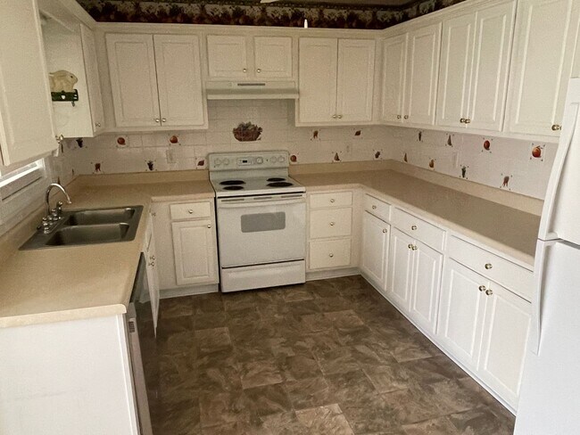 Building Photo - 3 Bedroom 2 Bath Single Family House - Fen...