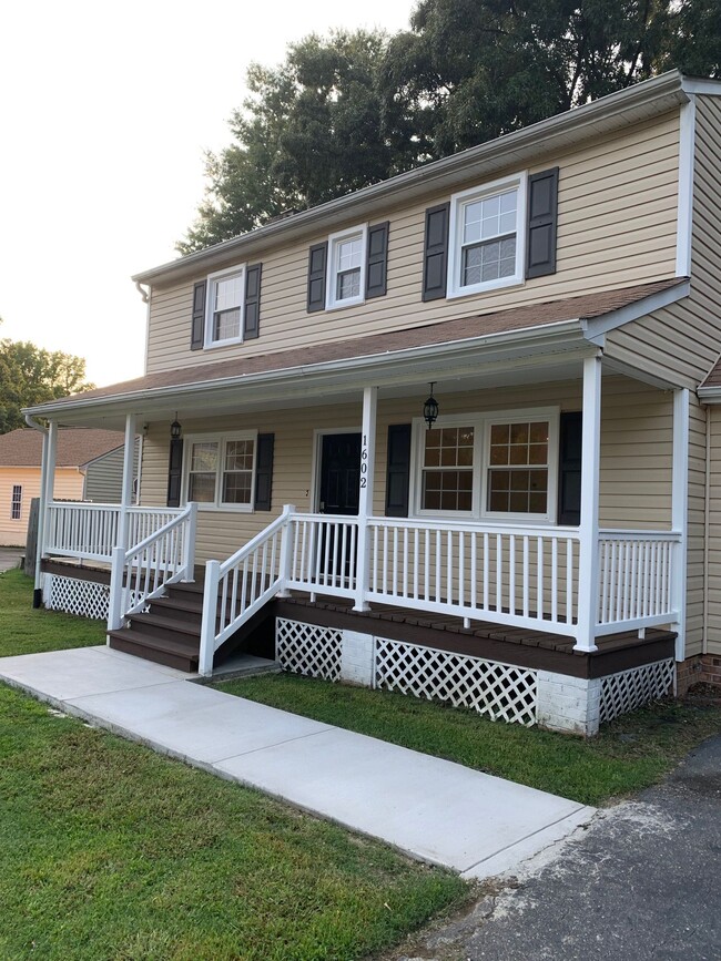 Building Photo - 1602 S Esther Ct