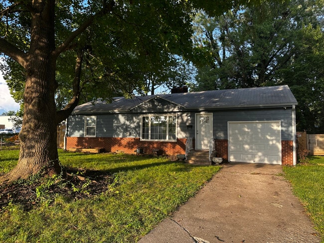Building Photo - 1836 S Robberson Ave