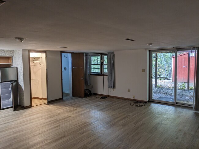 Building Photo - 880 Mount Carmel Ave