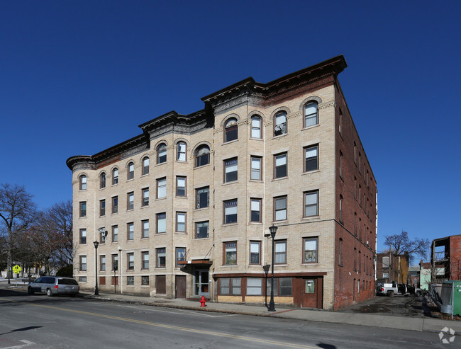 Foto del edificio - 141-145 Cabot St