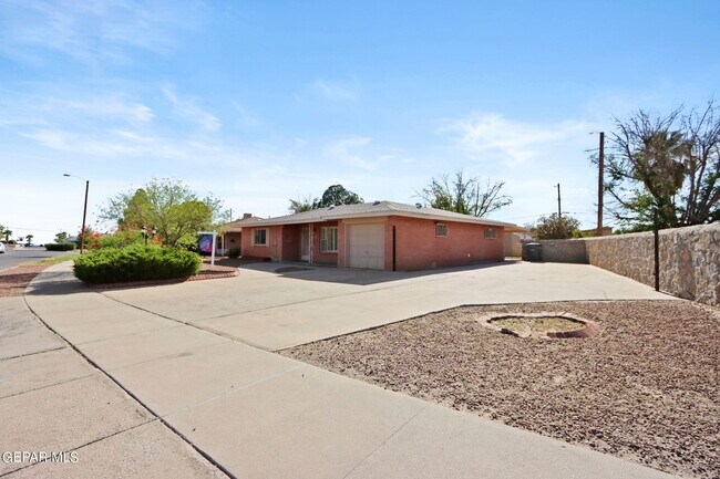 Building Photo - 921 Ash Ln