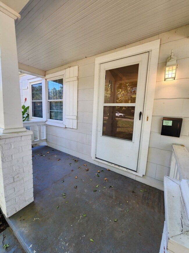 Foto del edificio - Spacious 3-Bedroom, 1-Bathroom Home AVAILA...