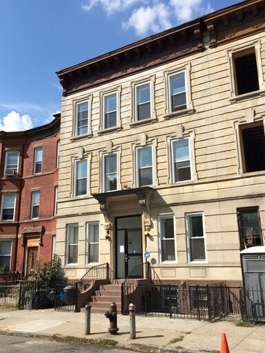 Foto principal - 909 Jefferson Ave