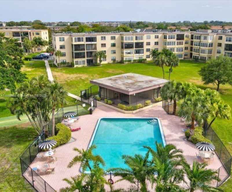 Foto principal - 9355 SW 8th St