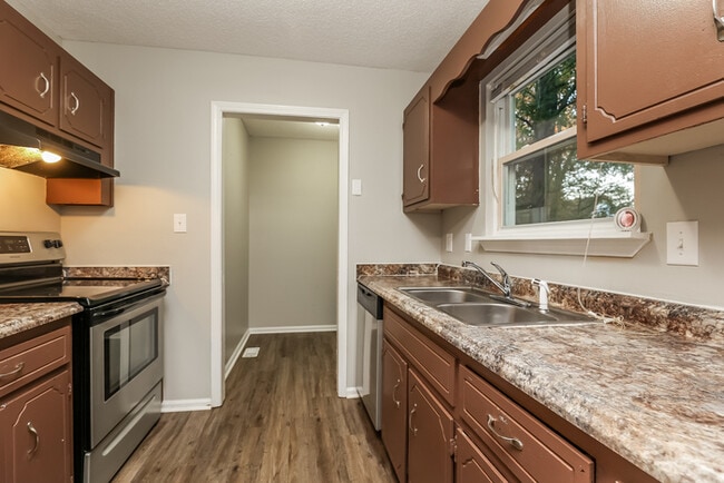 Building Photo - 565 Bridgette Dr