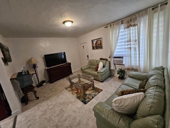 Foto del edificio - 680 SW 7th Ave