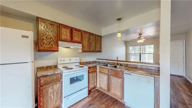 Building Photo - 303 Manuel Dr