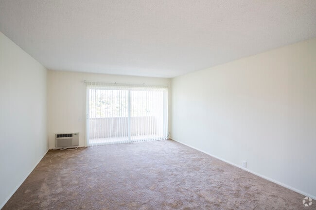 2 BR, 2 BA - 860 SF - La Cuesta