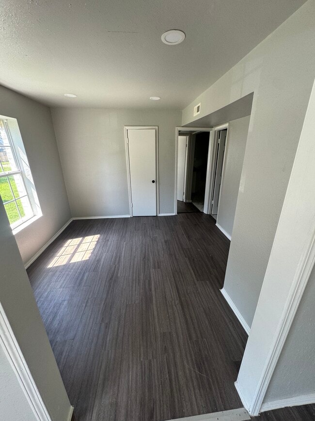 Building Photo - 514 N Ash Ave