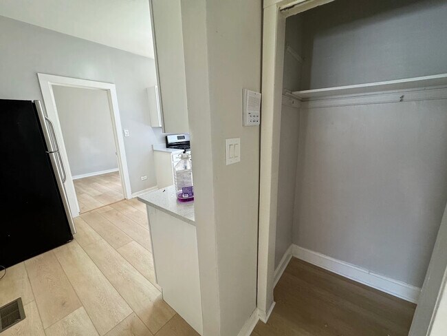 Foto del edificio - 1623 W 61st St