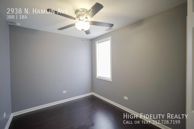 Foto del edificio - 2938 N Hamlin Ave