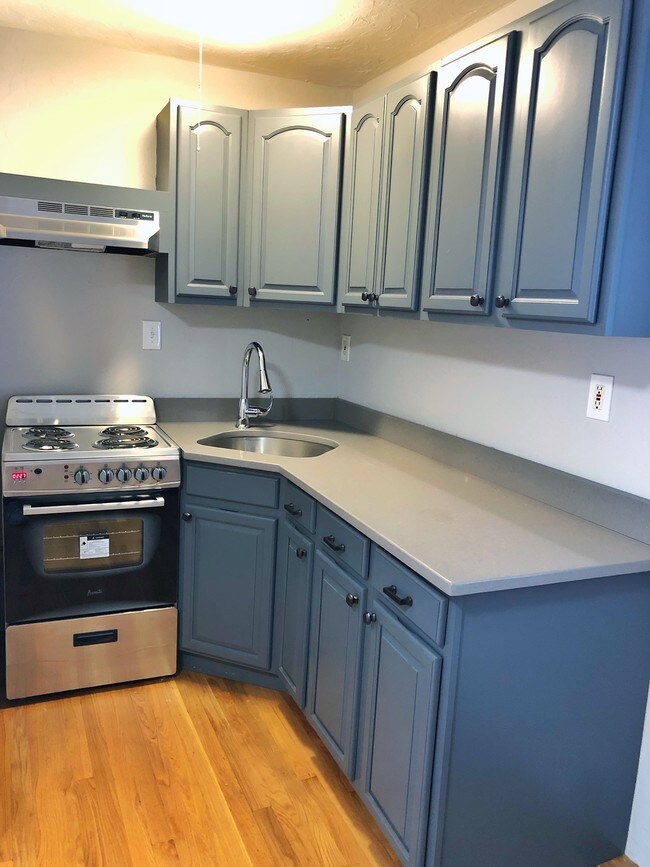 Cocina renovada con electrodomésticos de acero inoxidable - 181 Bowen St