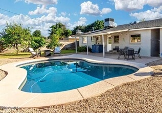 Building Photo - 1412 W 7th Pl