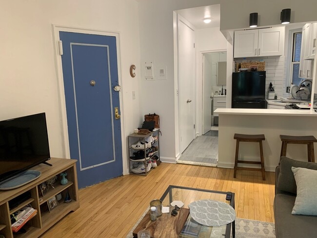 Entrada - 521 E 81st St