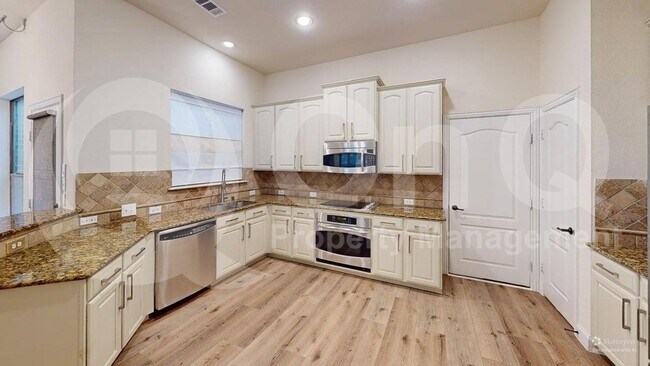 Foto del edificio - 4233 Swan Forest Dr