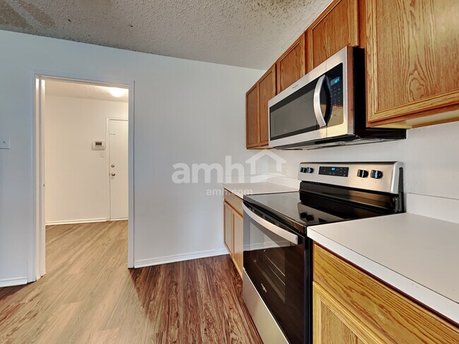 Foto del edificio - 6616 Waterhill Ln