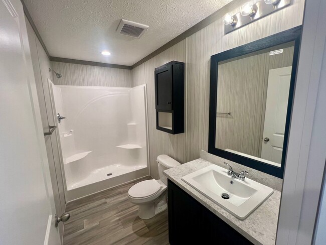 Foto del edificio - 300 Forrest Ave