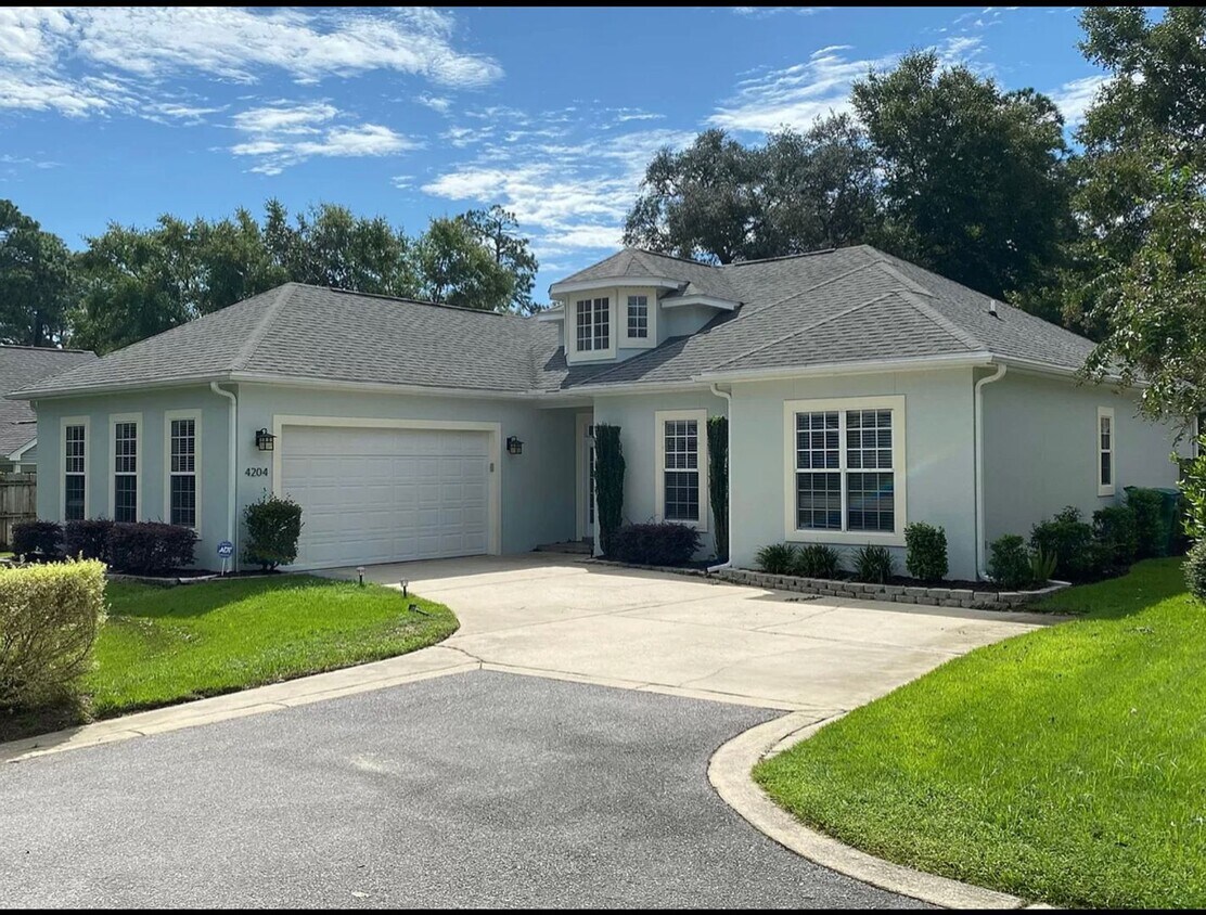 Primary Photo - Spacious 3/2 Home for rent