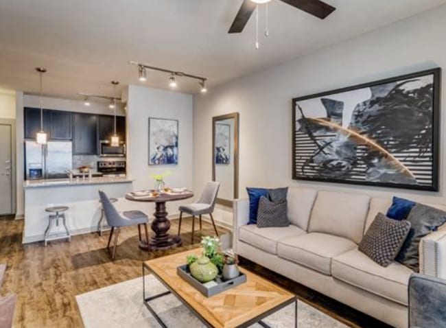926 E. 15th-300.80 - 926 E. 15th-300.80 Apartment