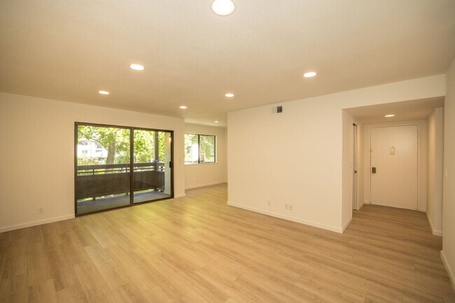 Building Photo - Completely Remodeled 2 Bed, 2 Bath Condo in Desirable Greenhouse Complex!